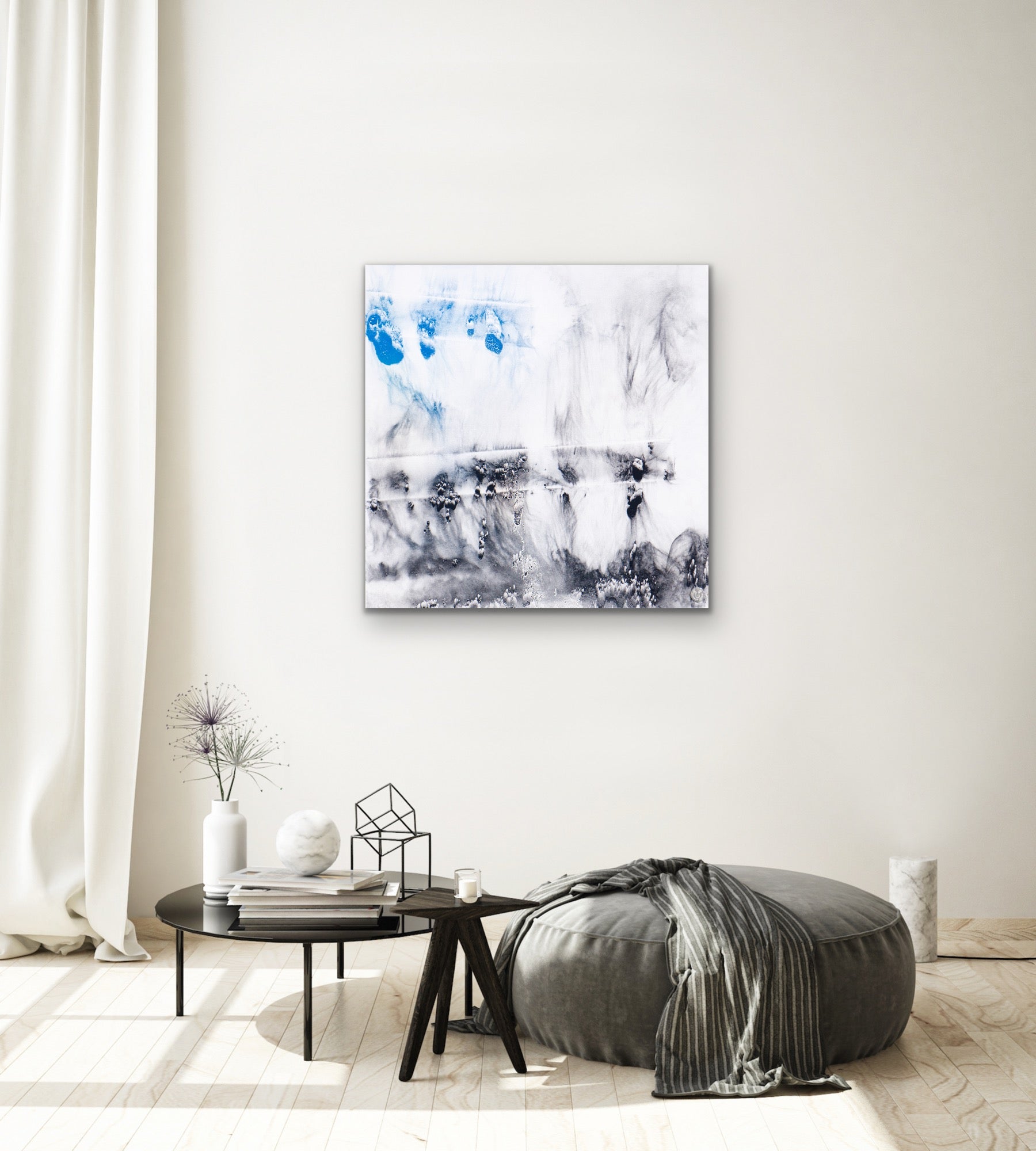 Interioransicht: „Traces in a Lava Rock“ von Thomas Girbl als Wandbild im Wohnraum, quadratisches Feuerkunstwerk 90 × 90 cm