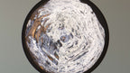 Makrodetail von Winterlight – fragile Textur mit Anmutung von Frost, Erosion und schwebenden Partikeln